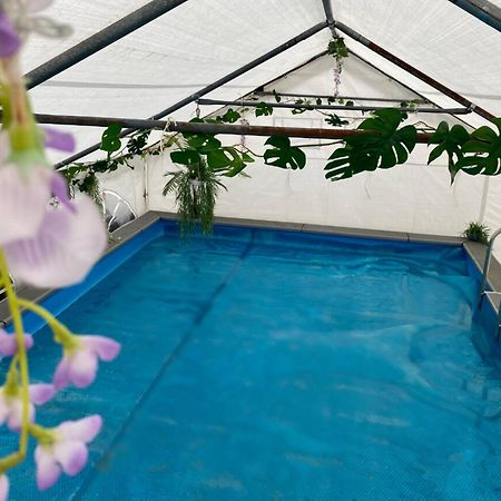 Mini Love Island Style Guest House Includes Personal Hot 24 Hour Swimming Pool, Outdoor Bathtub, Heated Dining Dome And Fire Pit, All This Is Secretly Located In The Busy Suburbs Of Nottingham Exterior foto