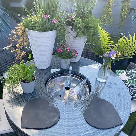 Mini Love Island Style Guest House Includes Personal Hot 24 Hour Swimming Pool, Outdoor Bathtub, Heated Dining Dome And Fire Pit, All This Is Secretly Located In The Busy Suburbs Of Nottingham Exterior foto