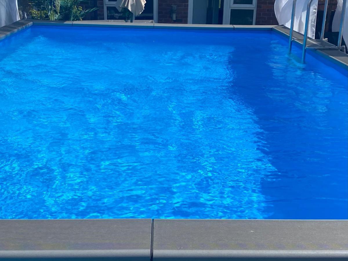 Mini Love Island Style Guest House Includes Personal Hot 24 Hour Swimming Pool, Outdoor Bathtub, Heated Dining Dome And Fire Pit, All This Is Secretly Located In The Busy Suburbs Of Nottingham Exterior foto