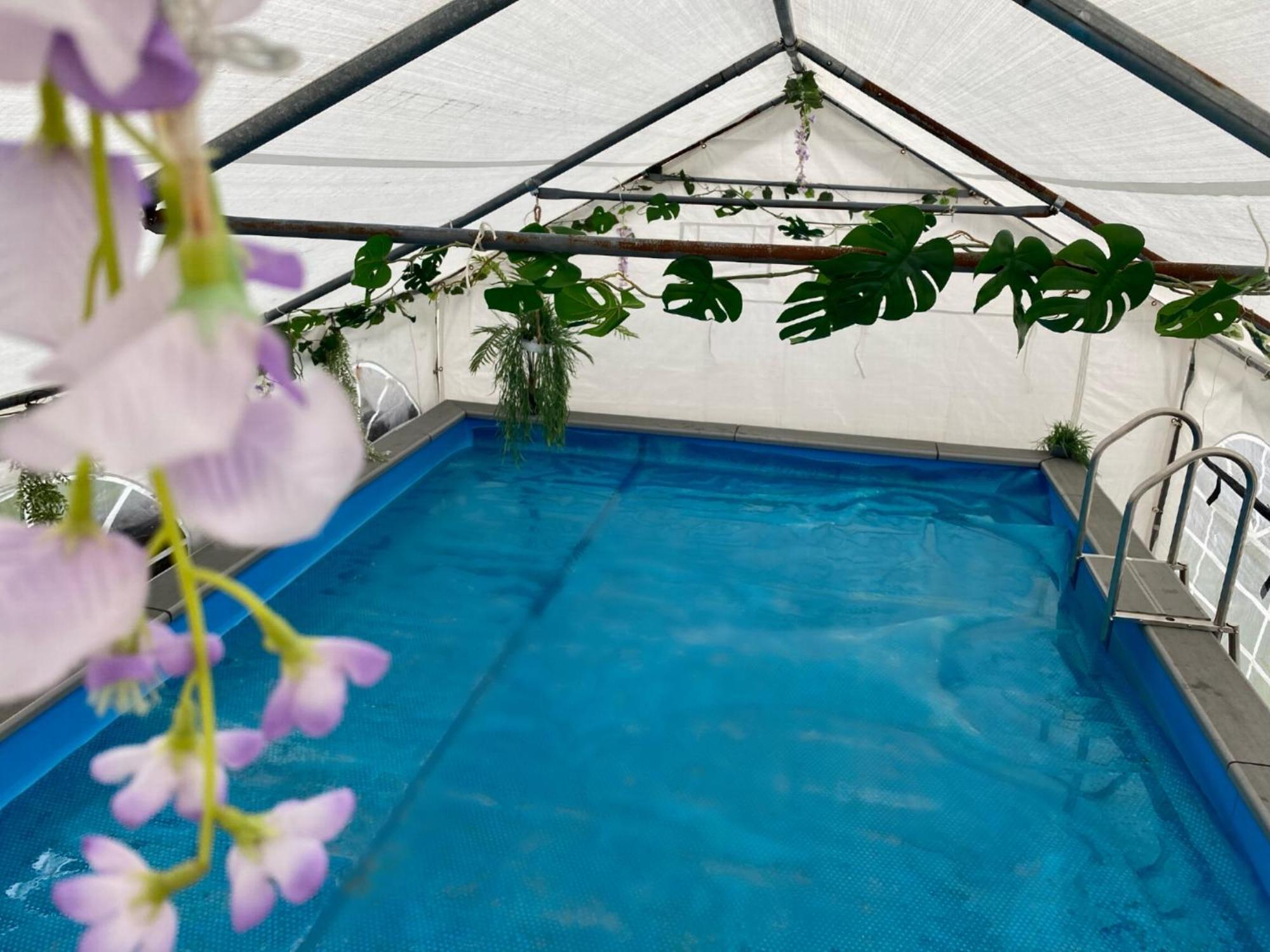 Mini Love Island Style Guest House Includes Personal Hot 24 Hour Swimming Pool, Outdoor Bathtub, Heated Dining Dome And Fire Pit, All This Is Secretly Located In The Busy Suburbs Of Nottingham Exterior foto