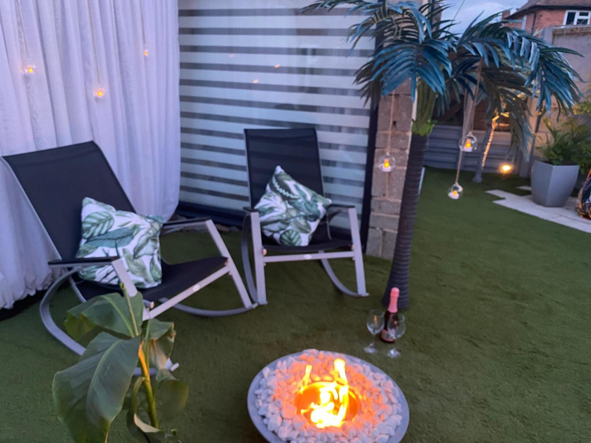 Mini Love Island Style Guest House Includes Personal Hot 24 Hour Swimming Pool, Outdoor Bathtub, Heated Dining Dome And Fire Pit, All This Is Secretly Located In The Busy Suburbs Of Nottingham Exterior foto