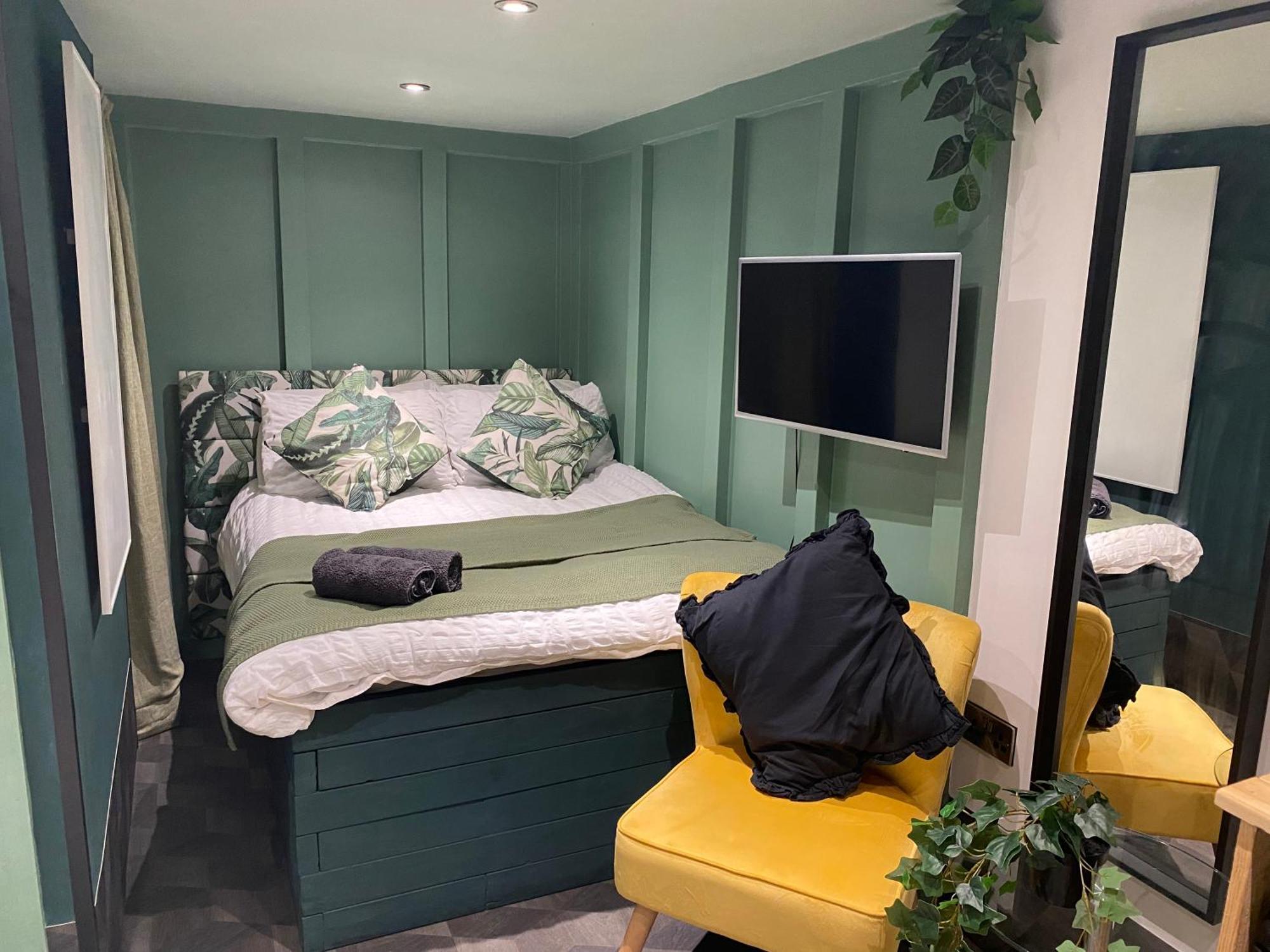Mini Love Island Style Guest House Includes Personal Hot 24 Hour Swimming Pool, Outdoor Bathtub, Heated Dining Dome And Fire Pit, All This Is Secretly Located In The Busy Suburbs Of Nottingham Exterior foto