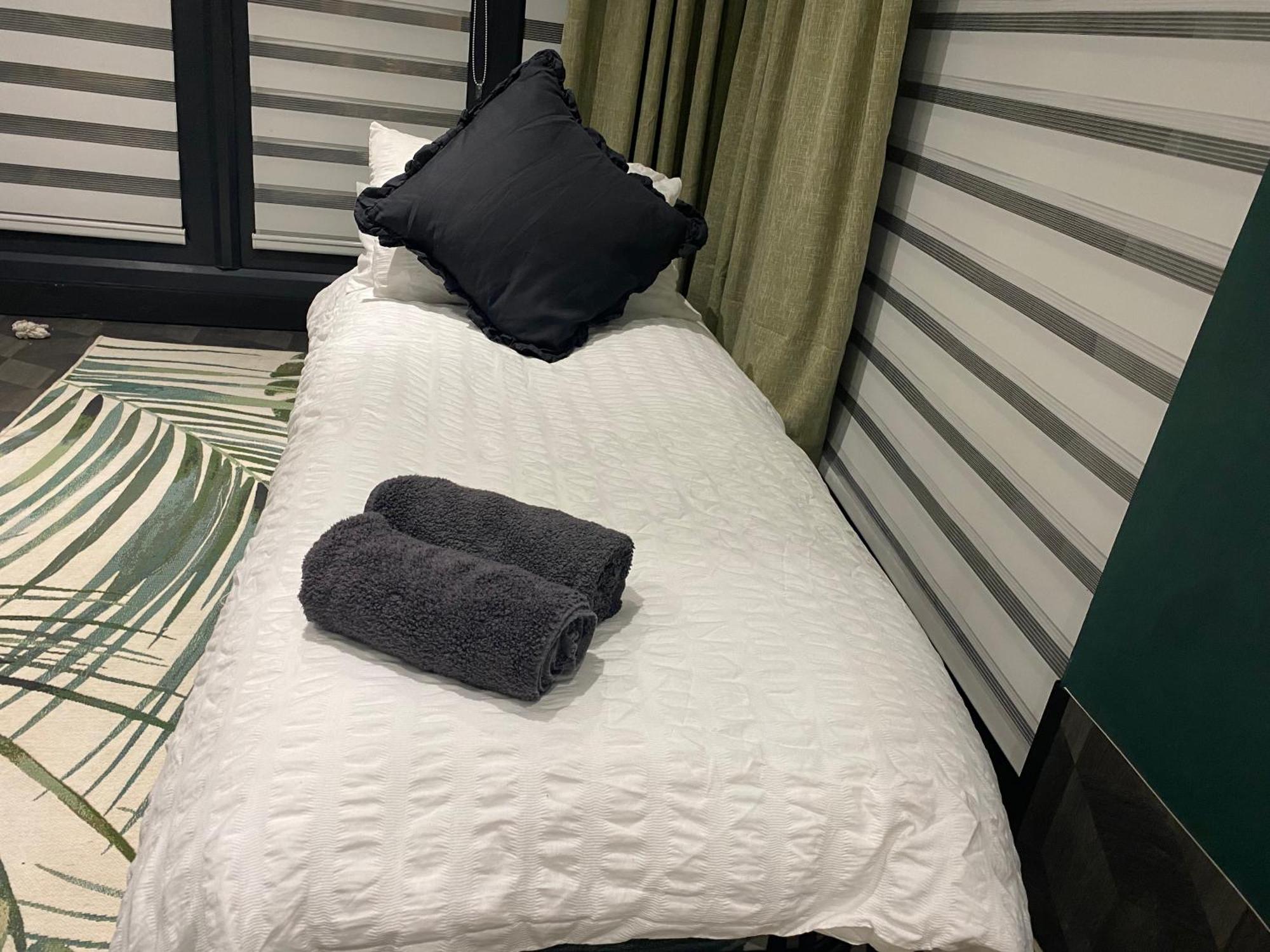 Mini Love Island Style Guest House Includes Personal Hot 24 Hour Swimming Pool, Outdoor Bathtub, Heated Dining Dome And Fire Pit, All This Is Secretly Located In The Busy Suburbs Of Nottingham Exterior foto