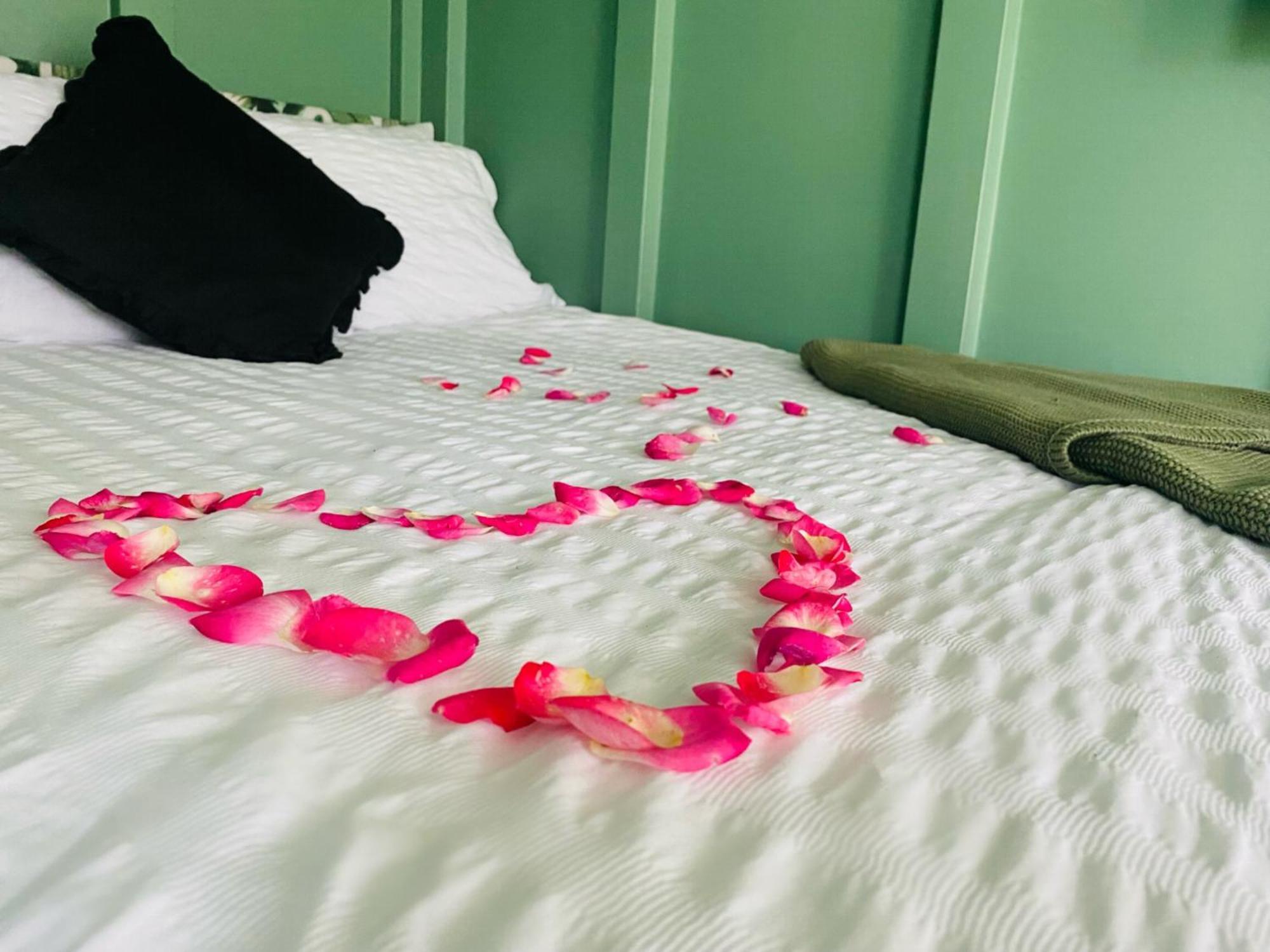 Mini Love Island Style Guest House Includes Personal Hot 24 Hour Swimming Pool, Outdoor Bathtub, Heated Dining Dome And Fire Pit, All This Is Secretly Located In The Busy Suburbs Of Nottingham Exterior foto