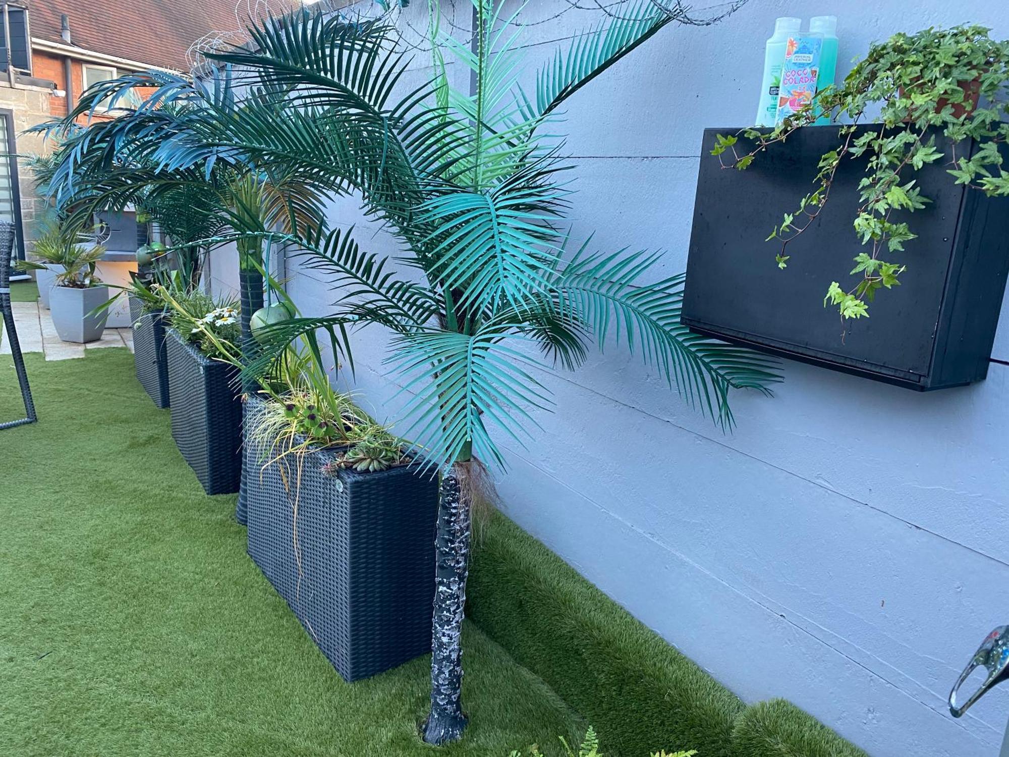 Mini Love Island Style Guest House Includes Personal Hot 24 Hour Swimming Pool, Outdoor Bathtub, Heated Dining Dome And Fire Pit, All This Is Secretly Located In The Busy Suburbs Of Nottingham Exterior foto
