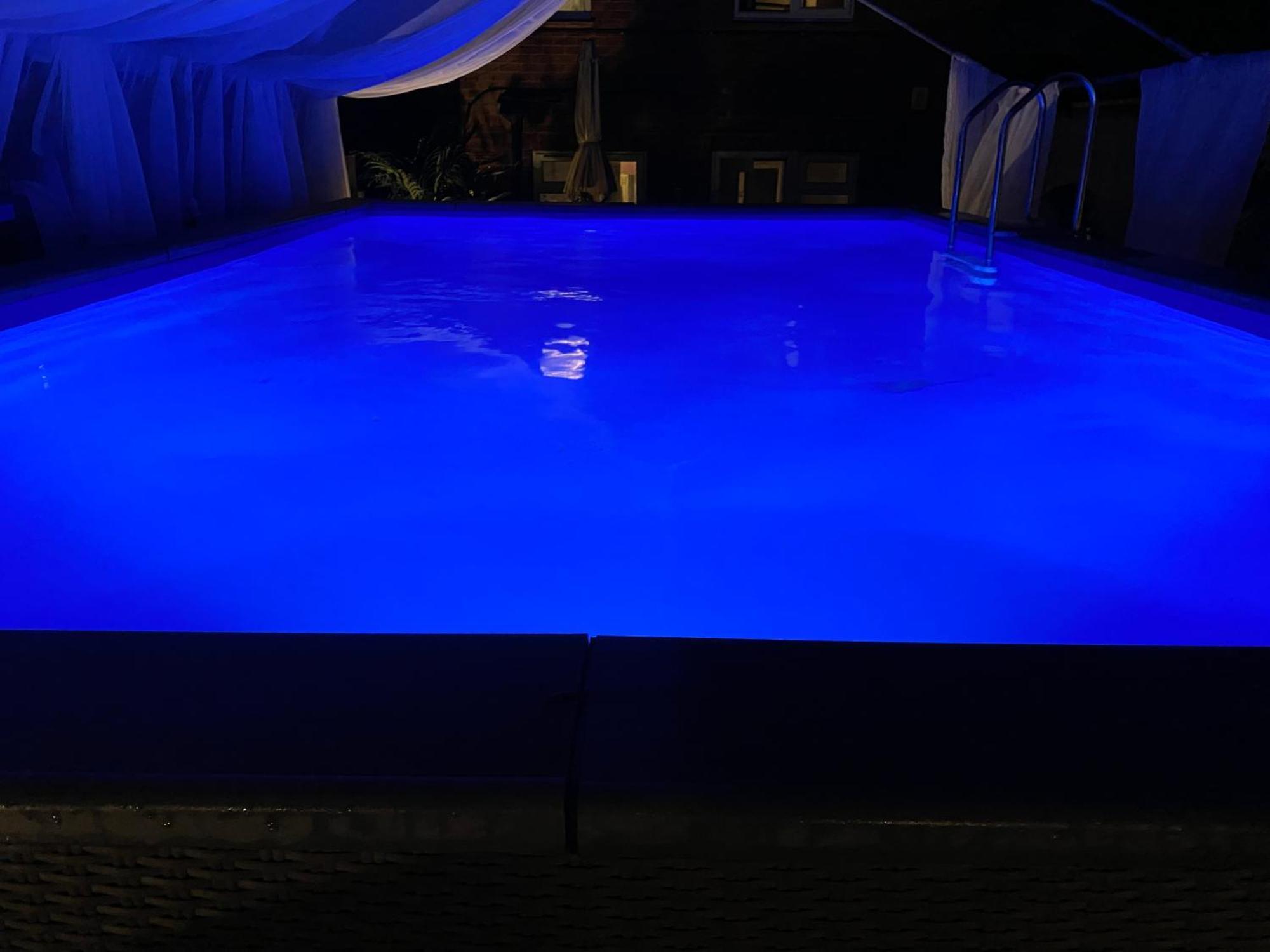 Mini Love Island Style Guest House Includes Personal Hot 24 Hour Swimming Pool, Outdoor Bathtub, Heated Dining Dome And Fire Pit, All This Is Secretly Located In The Busy Suburbs Of Nottingham Exterior foto