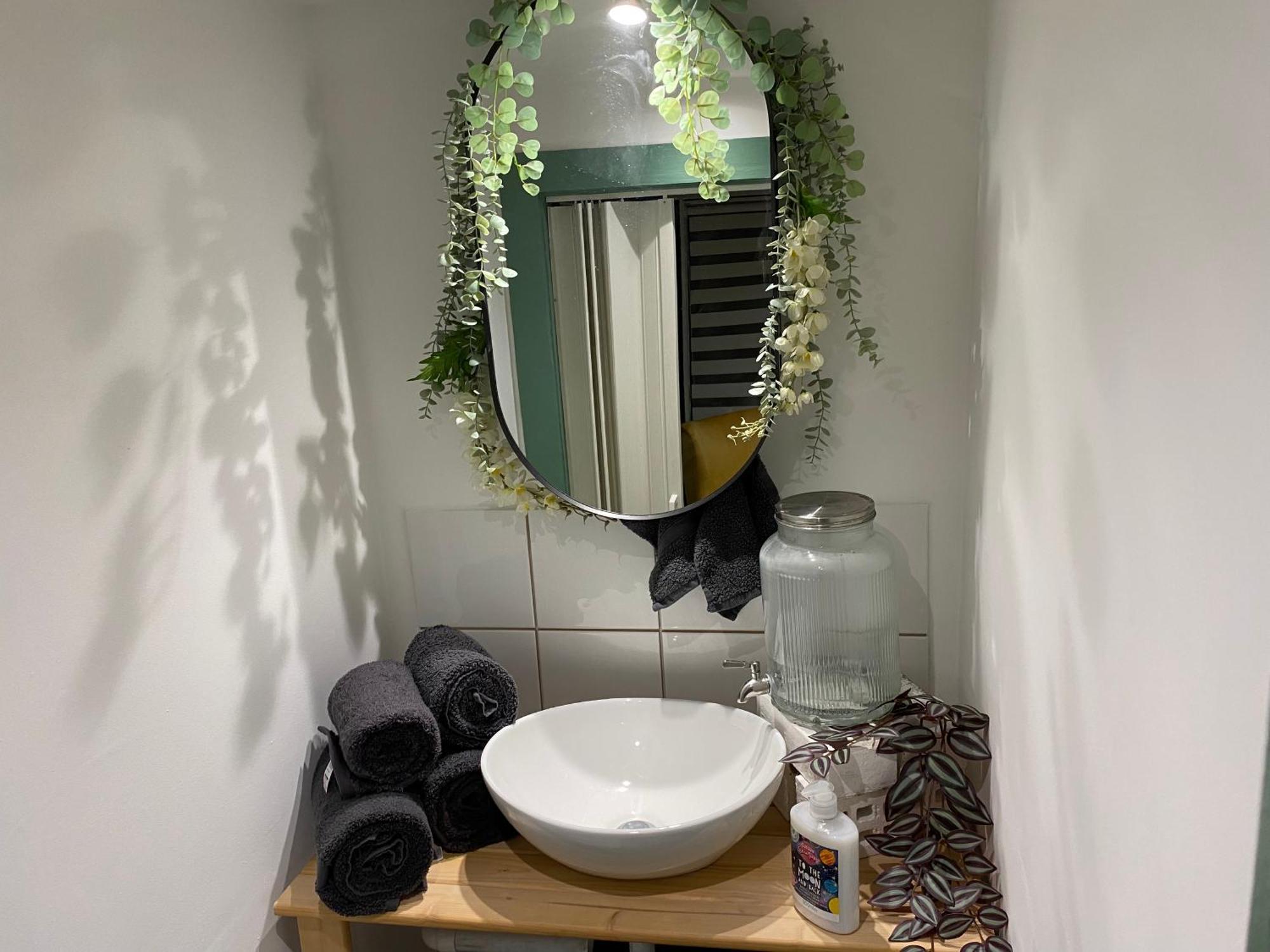 Mini Love Island Style Guest House Includes Personal Hot 24 Hour Swimming Pool, Outdoor Bathtub, Heated Dining Dome And Fire Pit, All This Is Secretly Located In The Busy Suburbs Of Nottingham Exterior foto