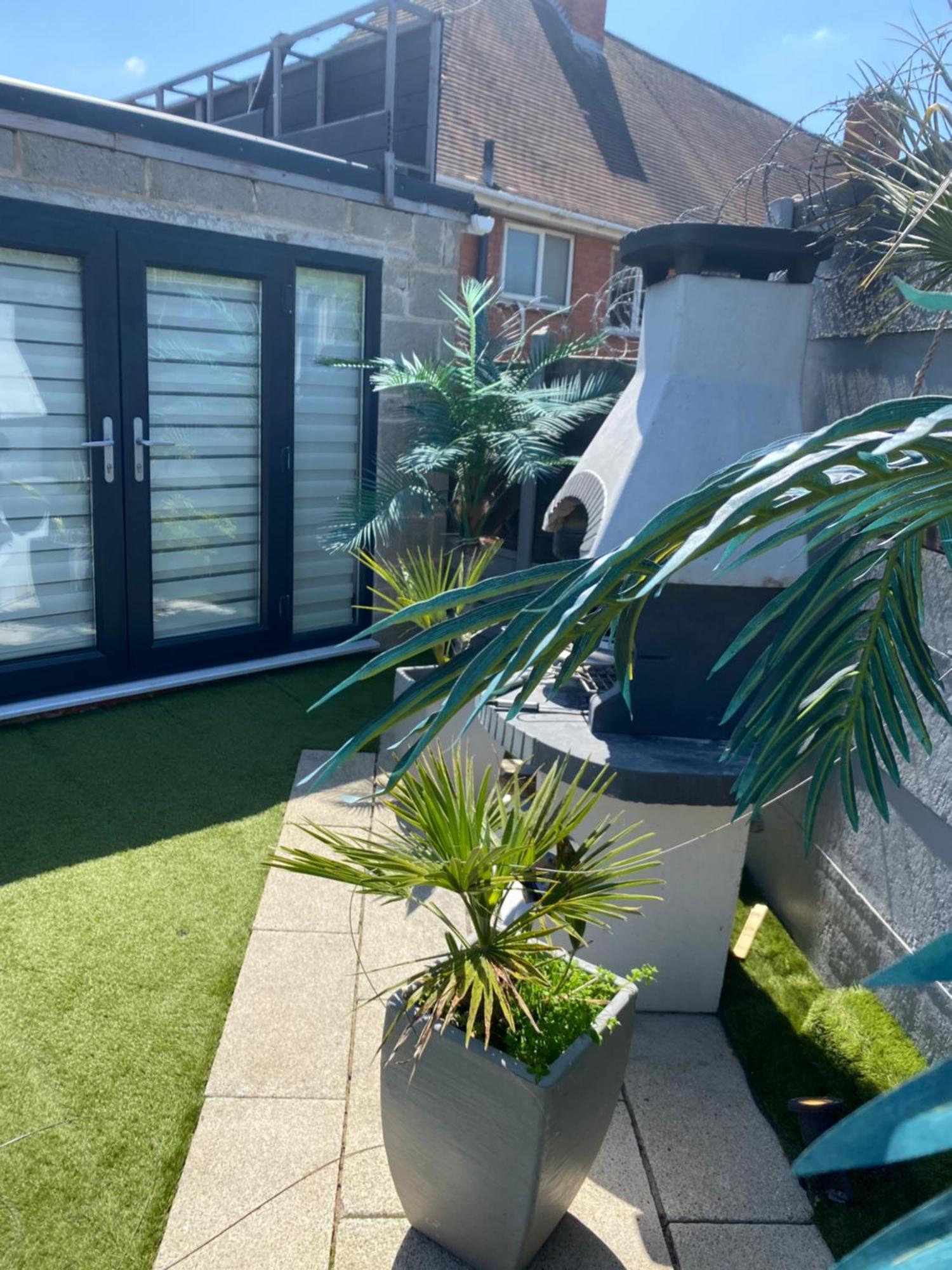 Mini Love Island Style Guest House Includes Personal Hot 24 Hour Swimming Pool, Outdoor Bathtub, Heated Dining Dome And Fire Pit, All This Is Secretly Located In The Busy Suburbs Of Nottingham Exterior foto