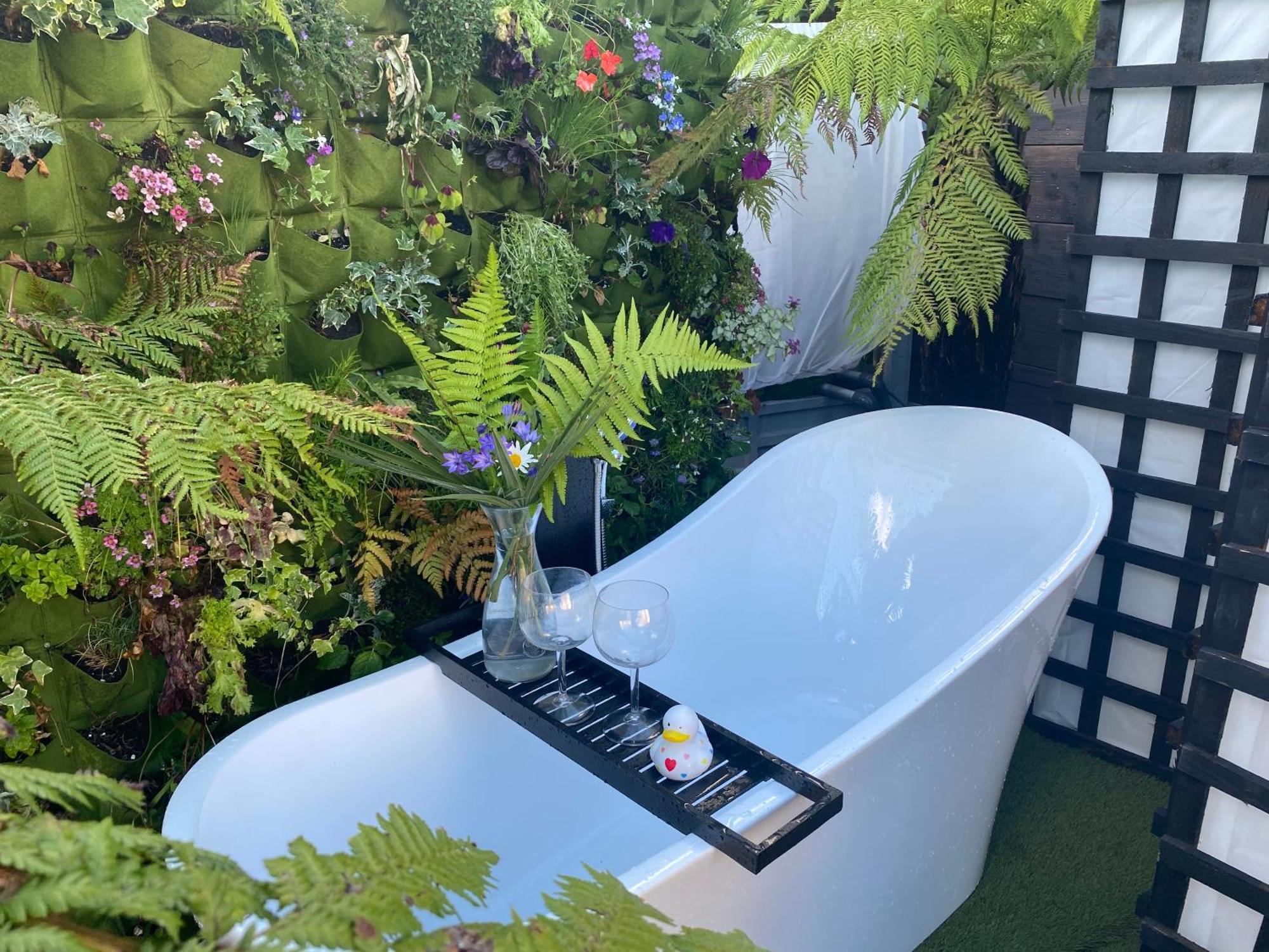 Mini Love Island Style Guest House Includes Personal Hot 24 Hour Swimming Pool, Outdoor Bathtub, Heated Dining Dome And Fire Pit, All This Is Secretly Located In The Busy Suburbs Of Nottingham Exterior foto