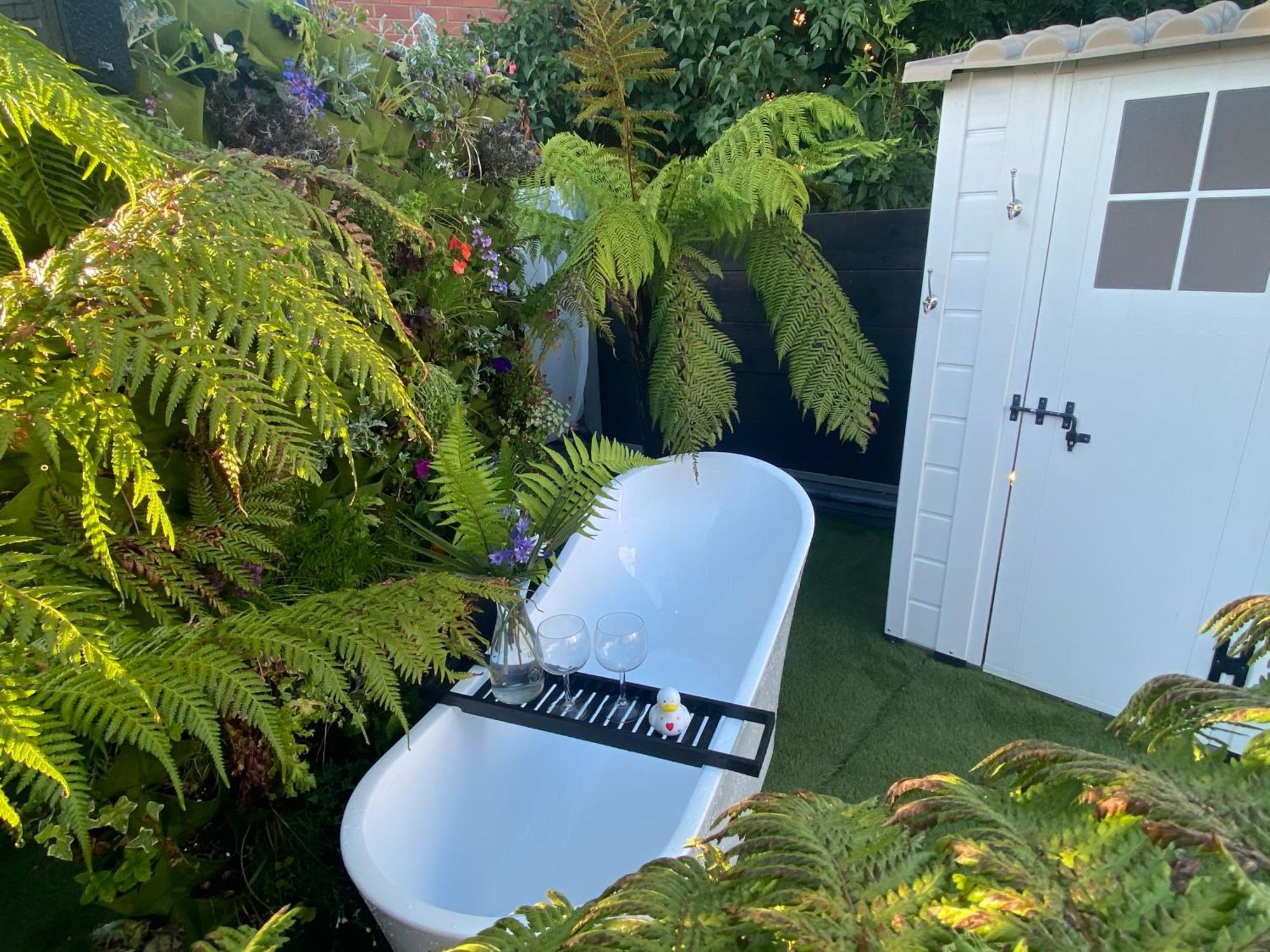 Mini Love Island Style Guest House Includes Personal Hot 24 Hour Swimming Pool, Outdoor Bathtub, Heated Dining Dome And Fire Pit, All This Is Secretly Located In The Busy Suburbs Of Nottingham Exterior foto
